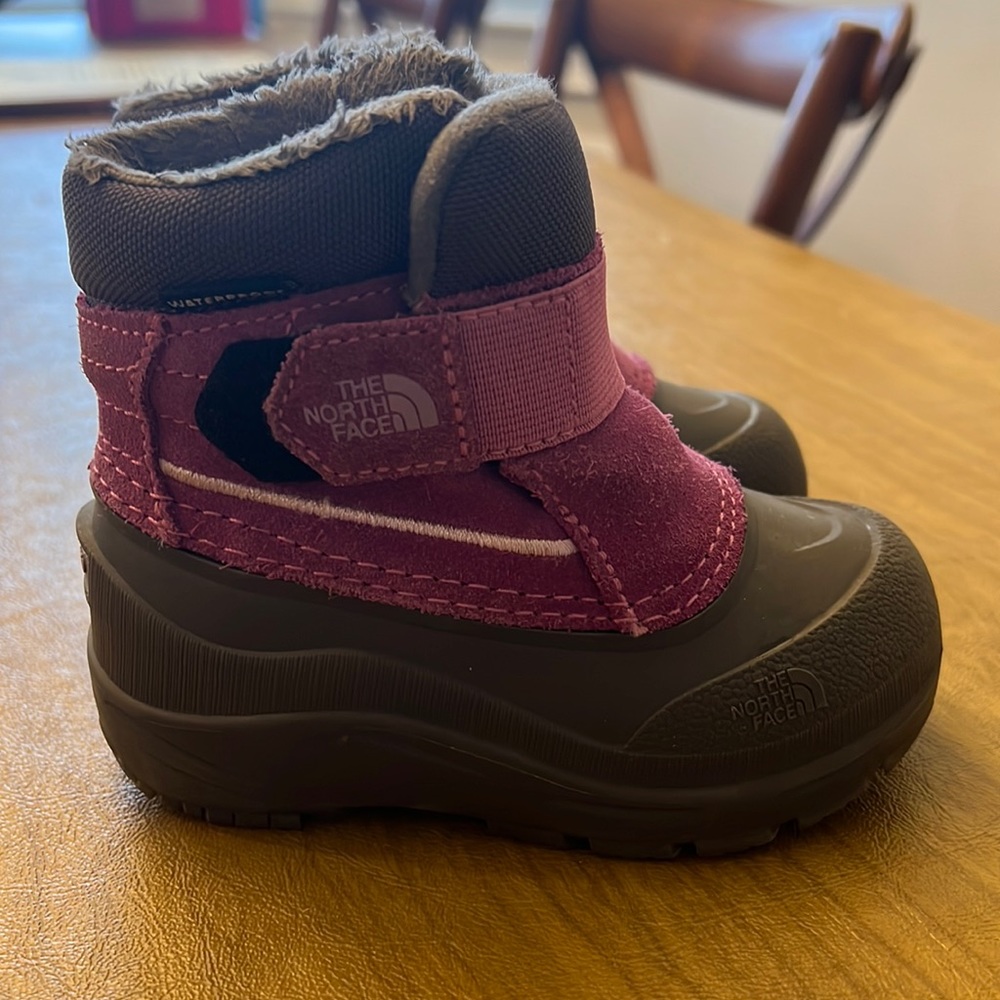 Girls The North Face Purple/Gray Snow boots, excellent condition, Size 7